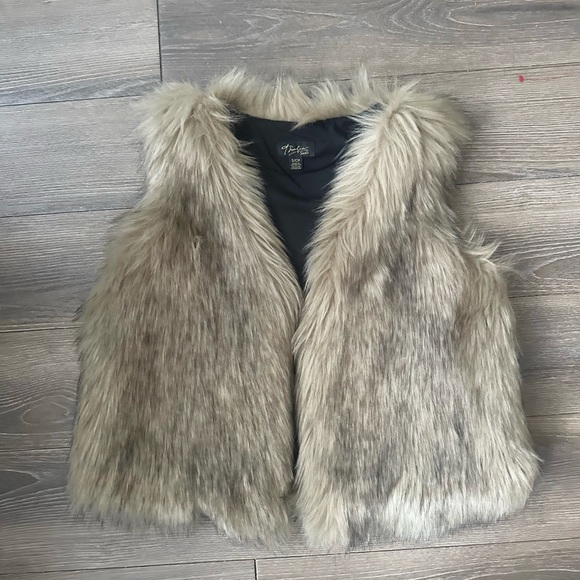 Thalia Sodi Jackets & Blazers - Thalia Sodi Faux Fur Vest—Brand New Size Small